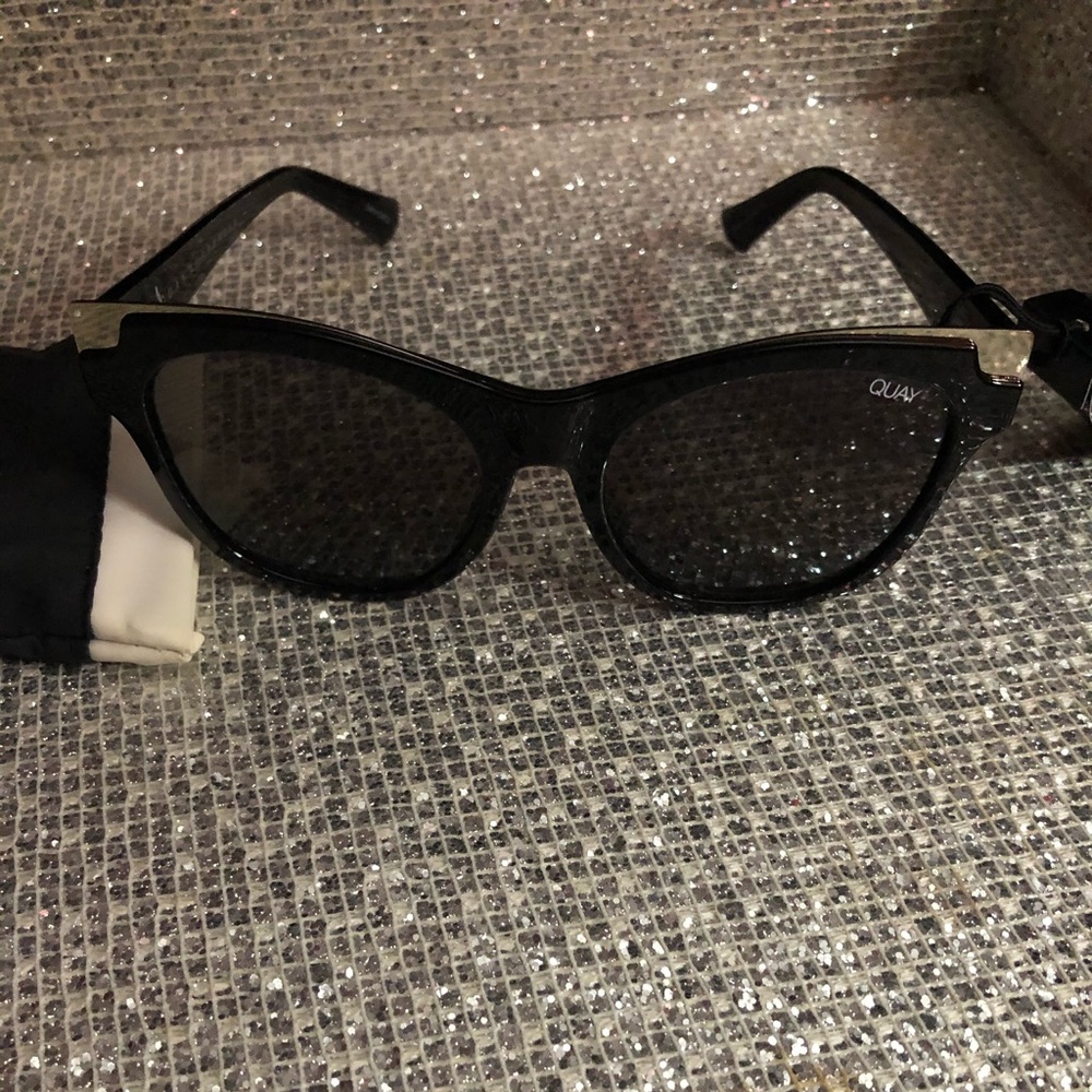 New!!! Quay sunglasses with case!